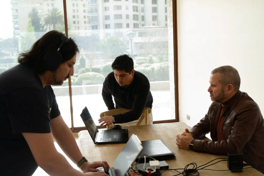 Personas trabajando con cliente en una mesa